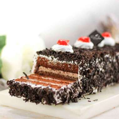 Momolin Bakery Long Cake Black Forest - Bolu Gulung Roll Cake - Sponge Cake Black Forest - Kue Black