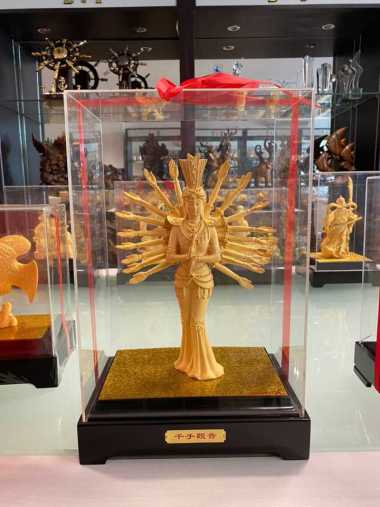 BAI GIFT Pajangan Patung Dewi Kwan Im Seribu Tangan Lapis Emas 24K