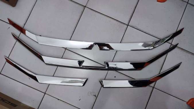 List Lis Grill Depan Xpander Front Grille Cover Chrome