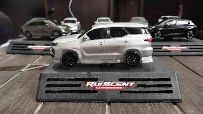 Parfum Mobil Miniatur Fortuner Apple Silver