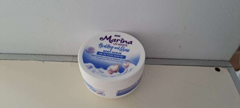 Marina UV White Biru Healthy & Glow / Pink Bright & Fresh Body Scrub 200 ml Biru HealthyGlow
