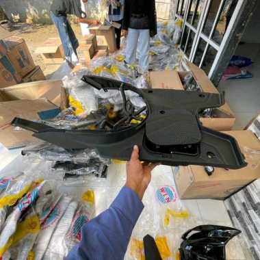 FOOTREST DEPAN TUTUP AKI BEAT FI PIJAKAN KAKI ATAS TUTUP AKI BEAT FI