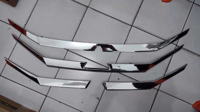 List Lis Grill Depan Xpander Front Grille Cover Chrome
