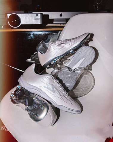specs accelerator lightspeed reborn iluminate pack white pearl irisdecent fg/in sepatu bola/futsal s