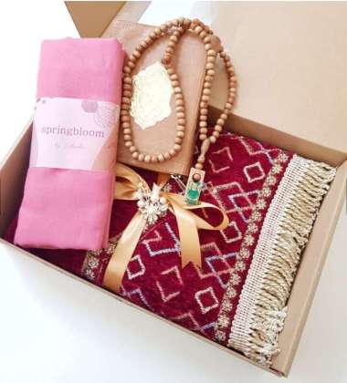 PAKET HAMPERS PREMIUM 5 IN 1 SAJADAH TASBIH KAYU ALQURAN BROS IDUL FITRI KADO GURU PEREMPUAN Hampers