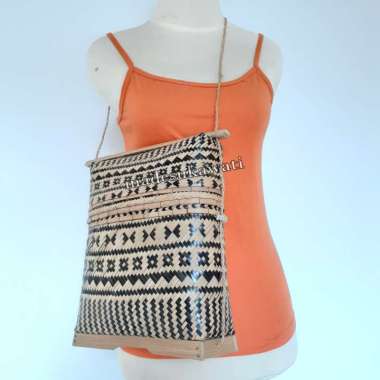Tas anyaman bambu klasik poleng bali Natural