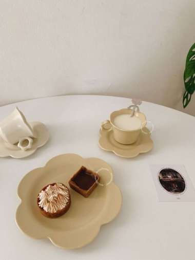 Kara - Piring dan Set Gelas Lucu Aesthetic Korea - Beige Plate 100 % ORIGINAL Multicolor