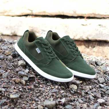 Sepatu Sneakers Pria - Harga Terbaru April 2021 | Blibli