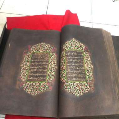 Mushaf Kitab Suci Al Quran Besar Tulisan Tangan Tinta Mas Multivariasi Multicolor