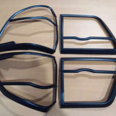 Garnish lampu belakang grand fortuner hitam doff Terbaik