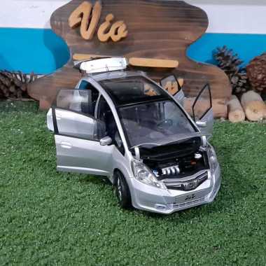 Diecast Miniatur Honda Jazz silver skala 1:18