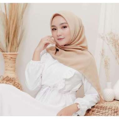 Warna Beige Ukuran 110 cm x110 cm Jilbab bella square berbahan polly cotton dengan ukuran 110 cm x 1