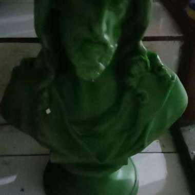 patung Yesus besar hijau