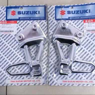 Sepasang Braket Bracket Footstep Belakang Motor Suzuki Skywave Krom Original SGA