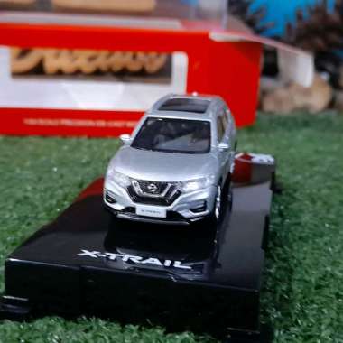 Diecast Miniatur Nissan Xtrail T32 silver skala 1:64