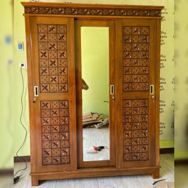 Lemari Pakaian Kaca Sliding Kayu Jati 3 Pintu Almari Geser Cermin Ukir