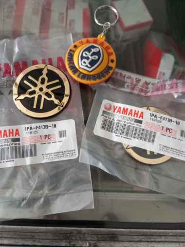 EMBLEM STIKER LOGO YAMAHA GOLD NEW VIXION NVL NVA ORIGINAL YGP 1PA-F413B-10