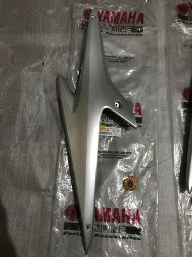 COVER DELTABOX/BODI TENGAH YAMAHA AEROX OLD 155 SILVER ORIIGNAL YGP KANAN