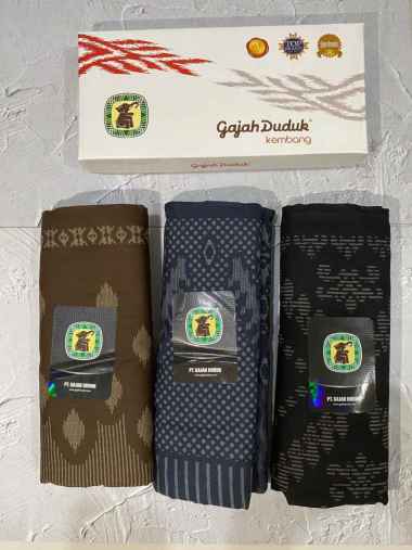 Gajah duduk kembang sarung dewasa -Kembang coklat