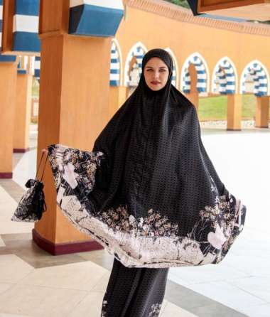 Saiqa Signature - seuramoe of mecca prayer robe - mukena set Black
