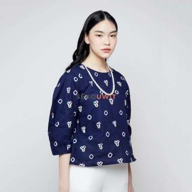 Gaura Hand Written Batik Jumputan 4 Panels ¾ Three Quarter Puff Sleeve In Navy / Blus Batik Jumputan