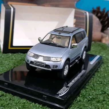 Diecast Miniatur Mitsubishi Pajero skala 1:43