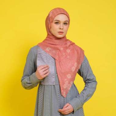 Shafira Zavella Printed Scarf | Hijab Segi Empat Motif Sand