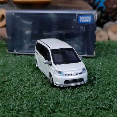 Diecast Miniatur Nissan Serena C25 putih skala 1:64