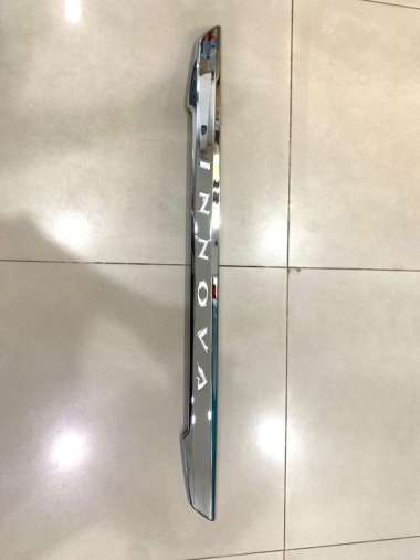 Trunk Lid Bagasi Innova 2011 - 2013 List Chrome Belakang Toyota Innova Original Model Tempel LZ076