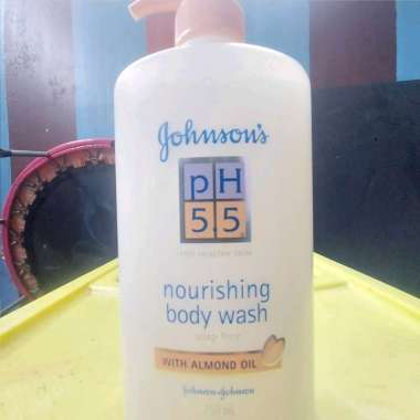 Johnson n Johnson ph 5.5 body wash 750ml Almond Oil