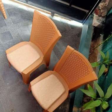 kursi napolly lapisan spon empuk warna kayu jati anyam kuat elegan