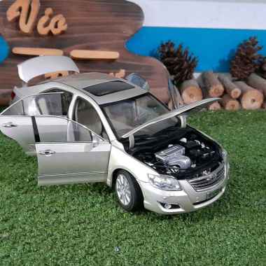 Diecast Miniatur Toyota Camry light gold skala 1:18