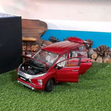 Diecast Miniatur Mitsubishi Xpander merah skala 1:18