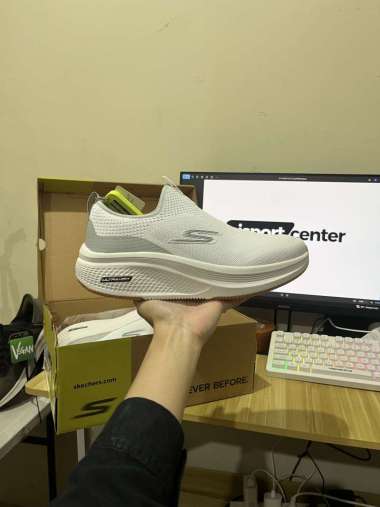 SEPATU SKECHERS GO RUN ELEVATE PRIA 2220849WGY PUTIH 42.5