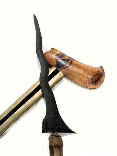 Keris Sepuh Pulanggeni Pamor keleng Tangguh Sedayu Warangka Kayu Timoho