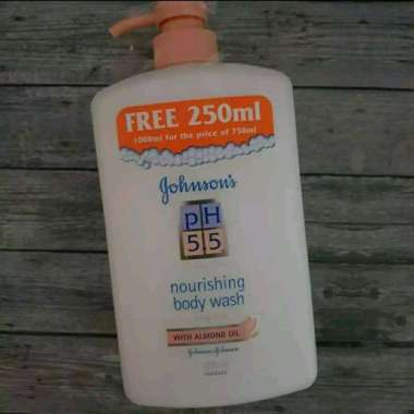 Johnsons PH 5.5 Nourishing Body Wash With Almond Oil Singapore
