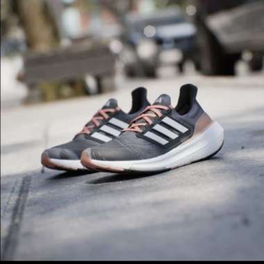Sepatu Running wanita ADIDAS ULTRABOOST LIGHT W IE1745