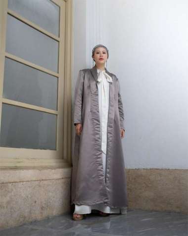 Maxi Dress Muslimah Elegan Warna Putih dengan Outer Satin Abu β Gamis Modern Premium untuk Kondangan