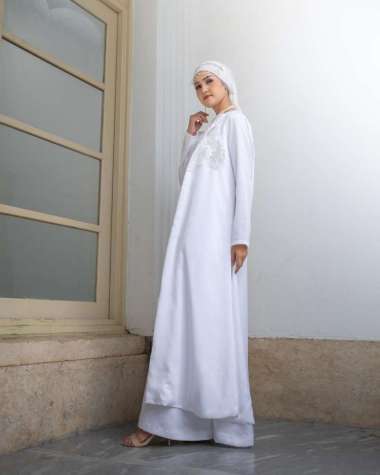 Gamis Putih Muslimah Elegan dengan Outer Bordir Bunga β Dress Panjang Formal untuk Akad, Lebaran & P