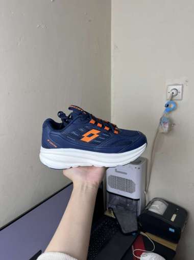 SEPATU LOTTO ESENSIO RUNNING PRIA LOTRU250203N NAVY 41