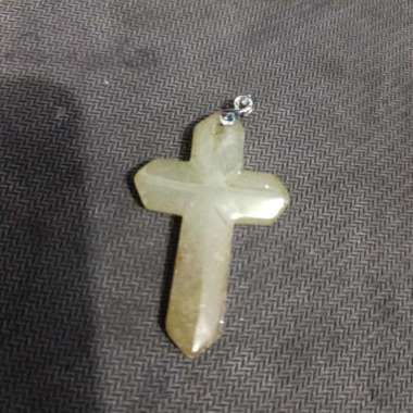 liontin batu salib giok baru