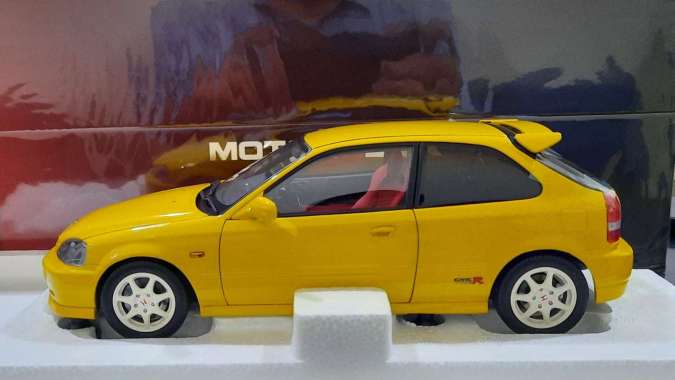 1:18 MOTORHELIX HONDA CIVIC TYPE-R EK9 YELLOW