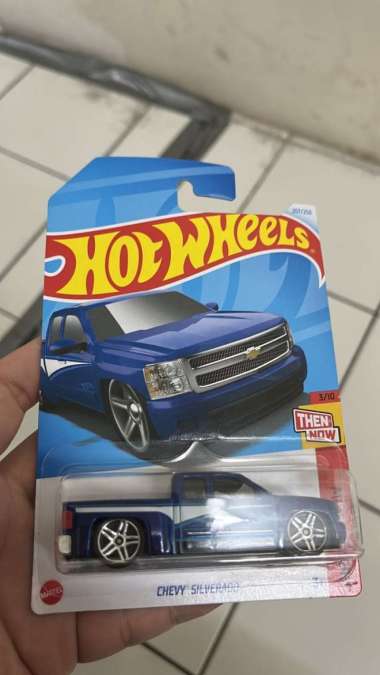 Hotwheels Chevy Silverado Biru Lot M 2024 Hot Wheels