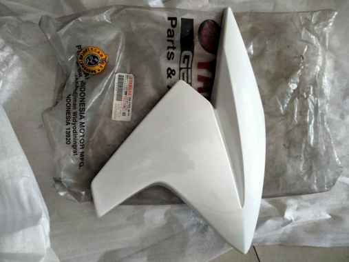 SCOOP AIR / SAYAP BAWAH TANGKI SEBELAH KANAN YAMAHA VIXION NVL/1PA ORIGINAL YGP PUTIH