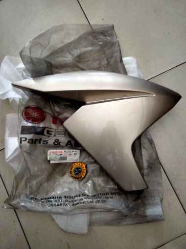 SCOOP AIR / SAYAP BAWAH TANGKI SEBELAH KANAN YAMAHA VIXION NVL/1PA ORIGINAL YGP BIRU