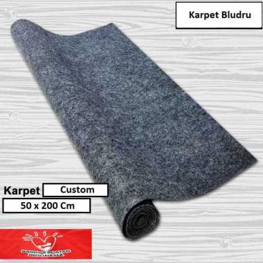karpet alas bludru brudu duduk pameran panggung