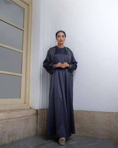 Gamis Muslimah Modern Lengan Panjang dengan Detail Bordir β Warna Abu Gelap | Dress Maxi Elegan & Mo