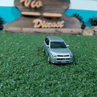 Diecast Miniatur Mitsubishi Outlander silver skala 1:64
