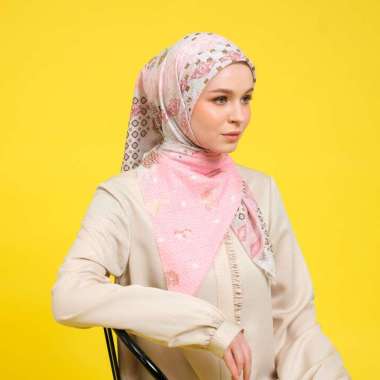 Shafira Zemora Printed Scarf | Hijab Segi Empat Motif Ivory
