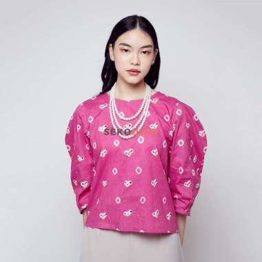 Gaura Hand Written Batik Jumputan 4 Panels ¾ Three Quarter Puff Sleeve In Magenta Pink / Blus Batik 